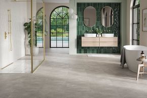 Modernes Badezimmer mit grauen Fliesen